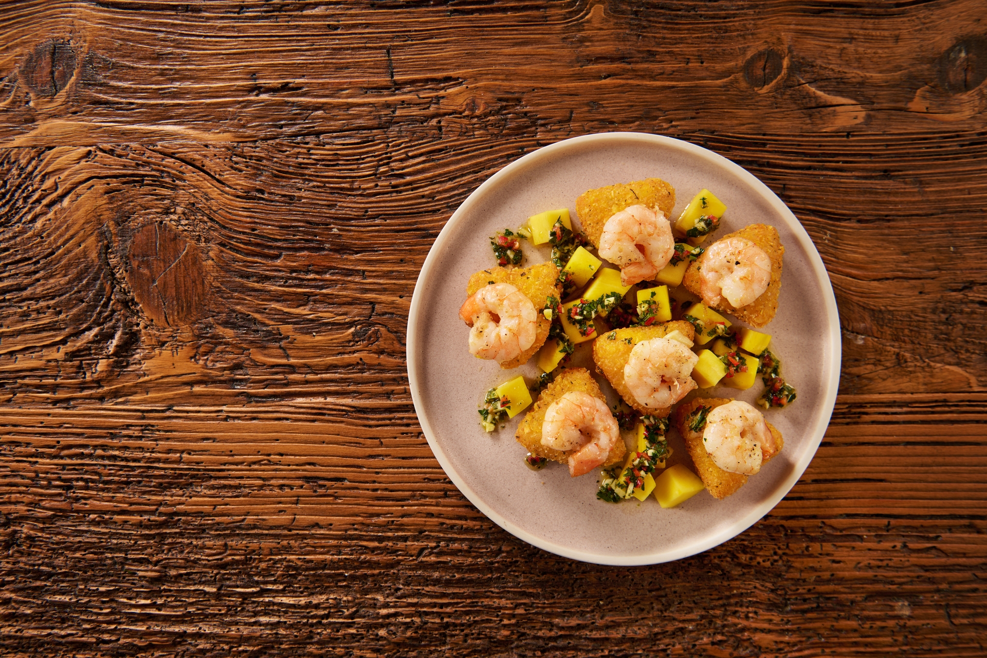 macn_cheese_falatok_garnelaval_mangoval_es_chimichurri_szosszal