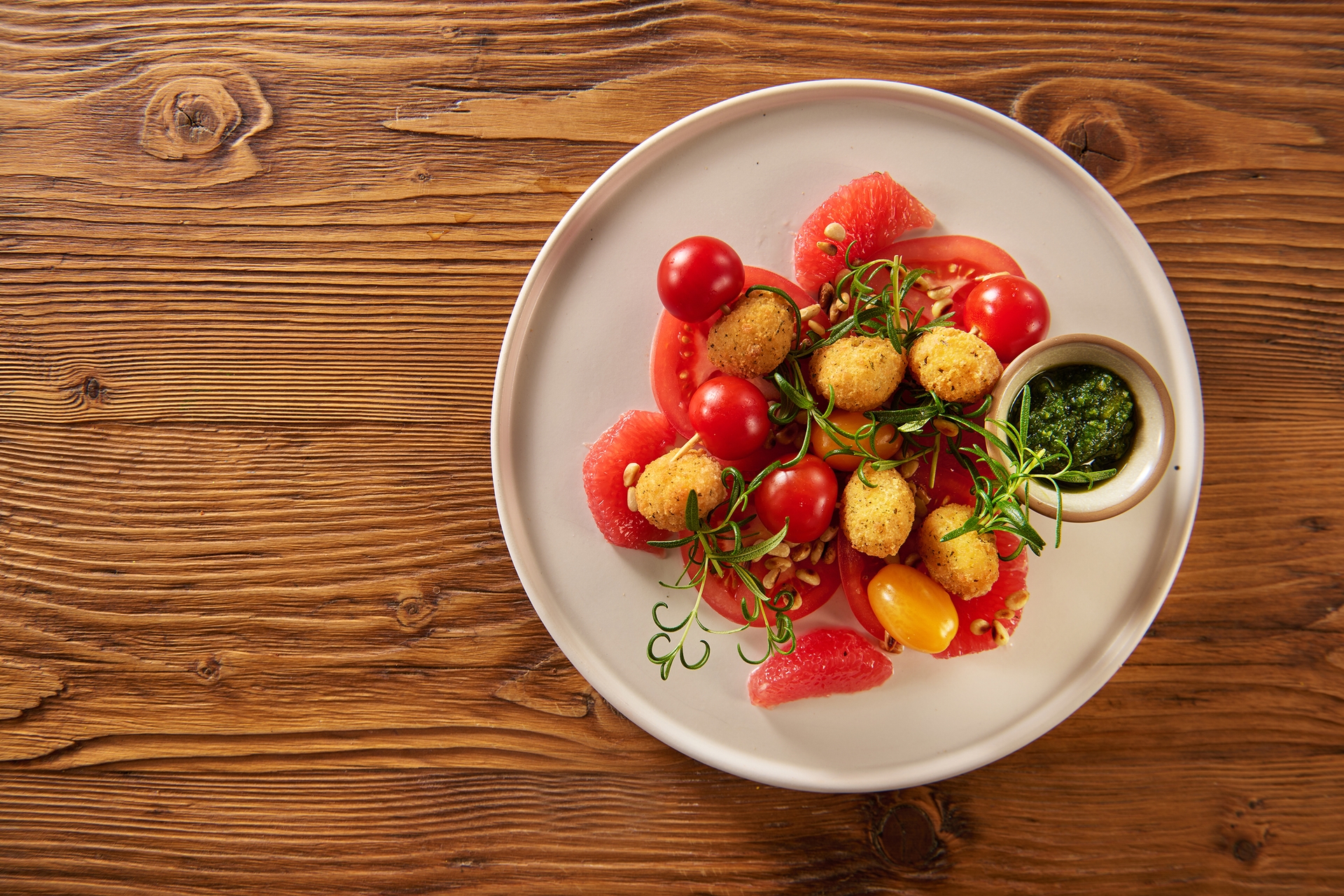mozzarella_bites_sajtfalatok_paradicsommal_es_pestoval