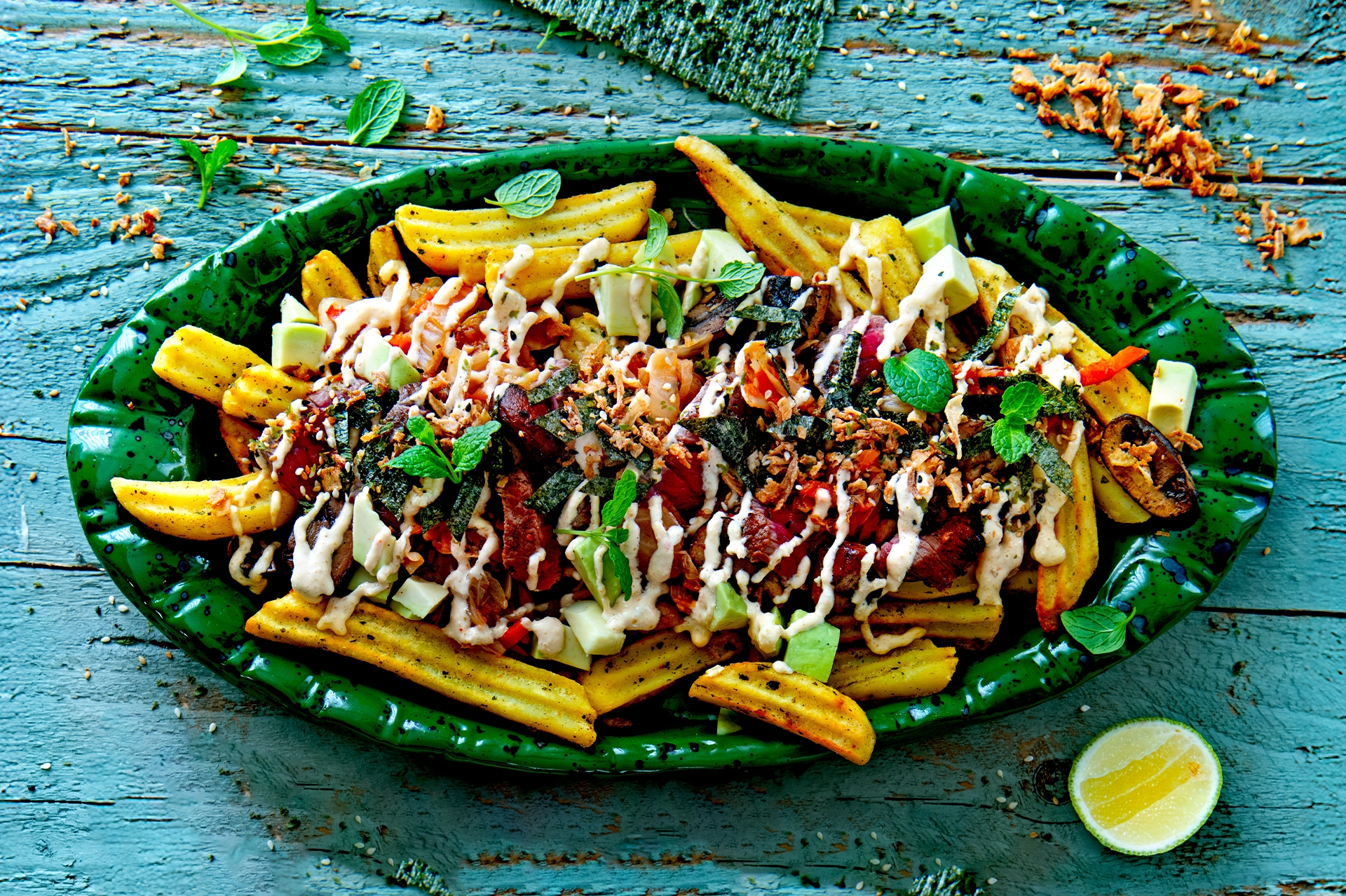 loaded-fries-avokadoval-marhahussal-es-kimchivel