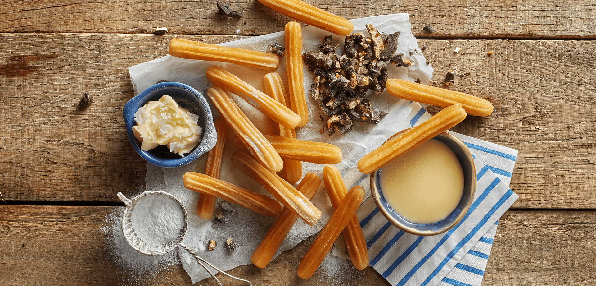 churros-a-nyari-desszert-valtozatos-szoszokkal-es-kiserokkel