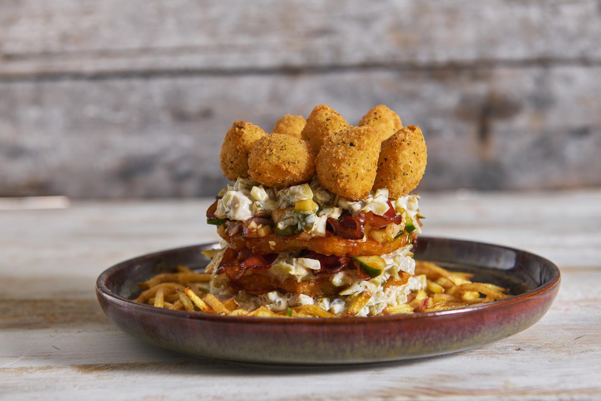 burgonyalepeny-burger-camembert-sajtfalatokkal-koreai-stilusu-uborkaval-baconnel-tartarmartassal-es-burgonyachipsszel