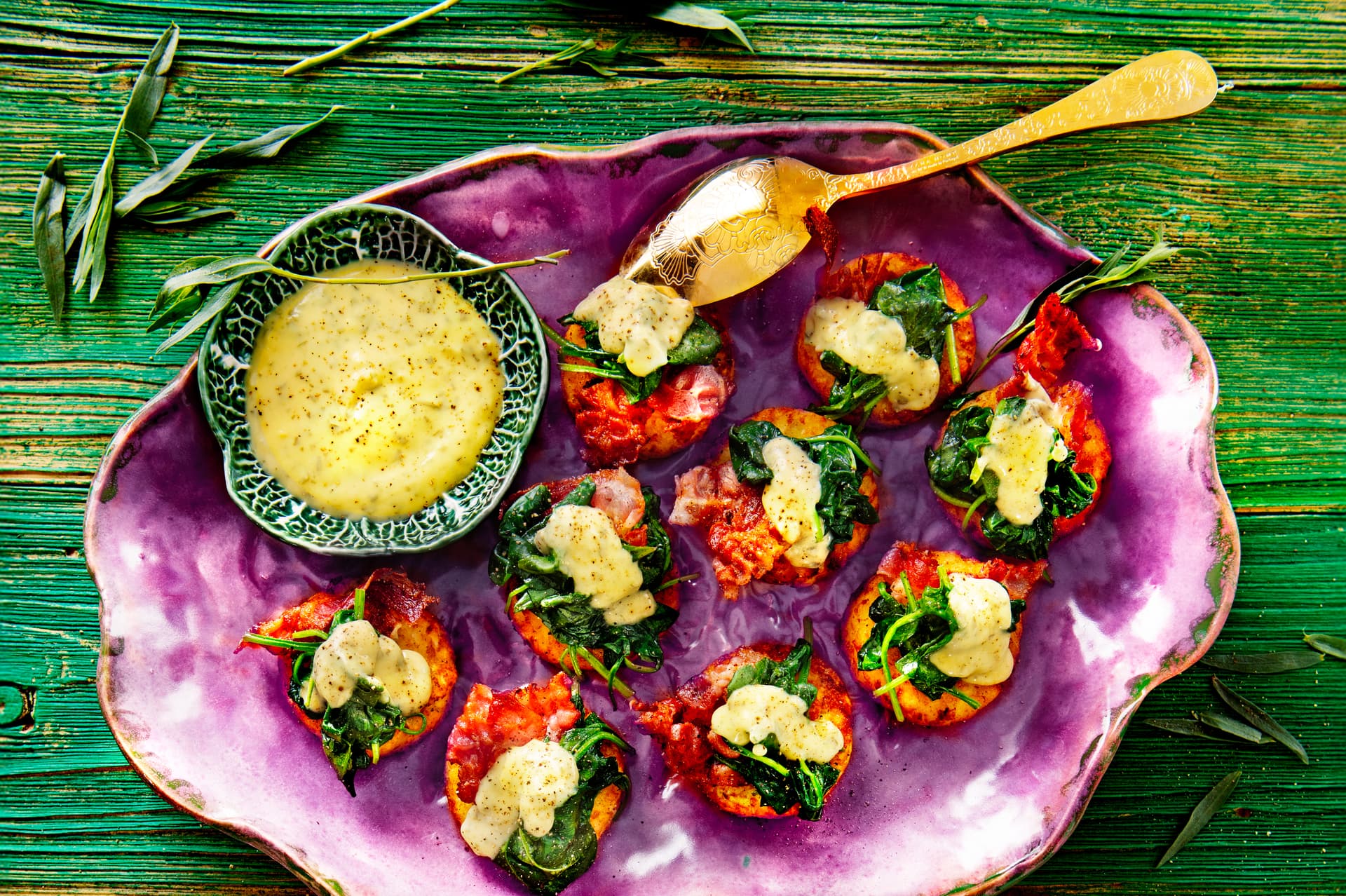 Röszti spenóttal, bacon szalonnával és béarni mártással