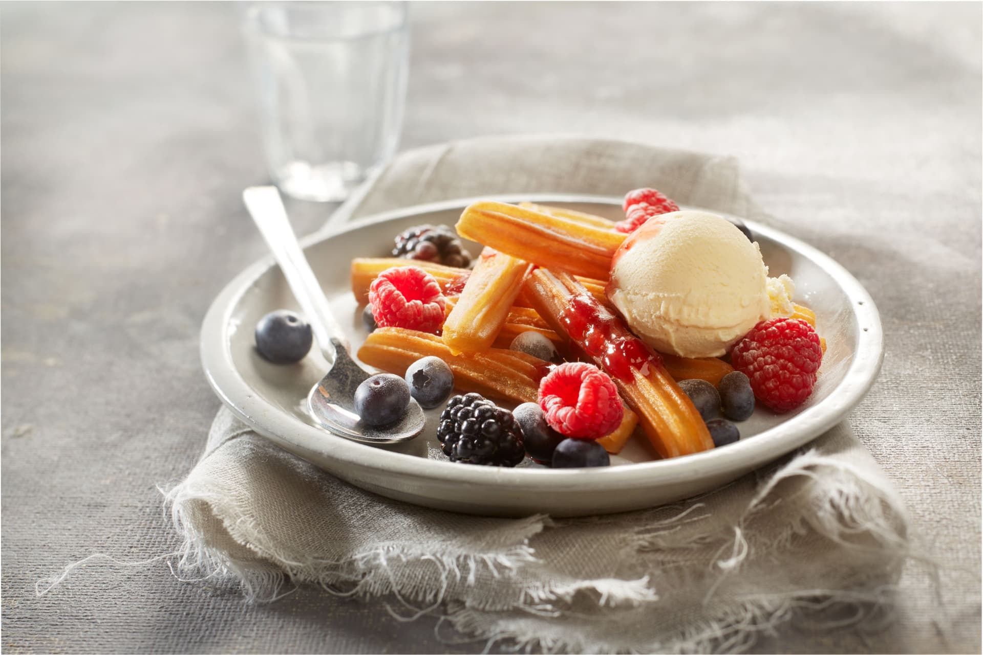 churros_friss_gyumolccsel_es_vaniliafagylalttal Receptek az Aviko Food Service-től