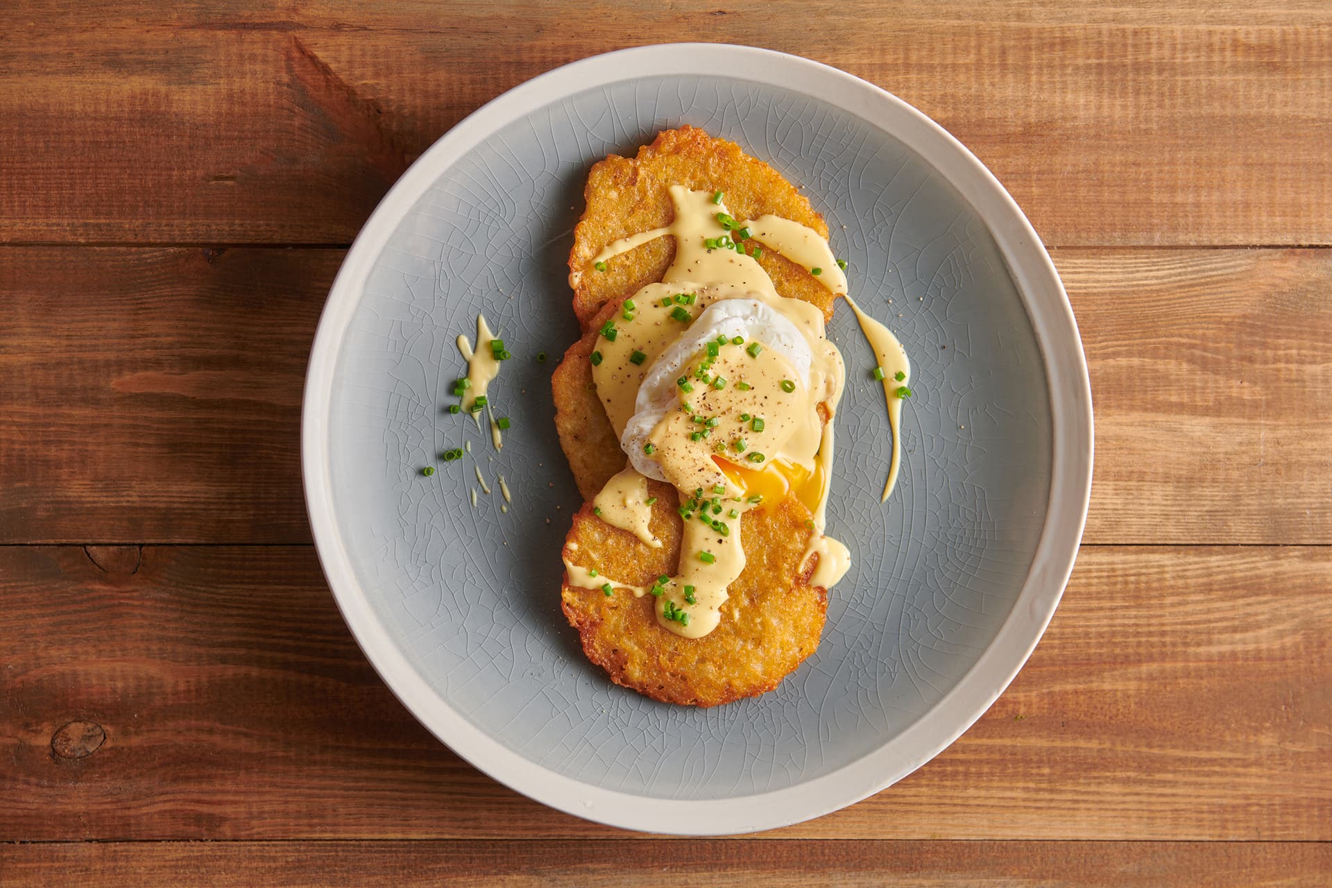 Aviko Burgonyalepény buggyantott tojással, hollandi mártással és metélőhagymával