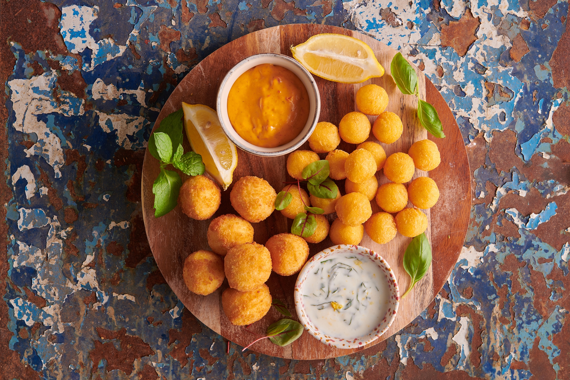 Aviko Jalapeno csilipaprikás krémsajtfalatok és mogyoróburgonya színes mártogatósokkal: sárgabarackos ketchup és bazsalikomos joghurt