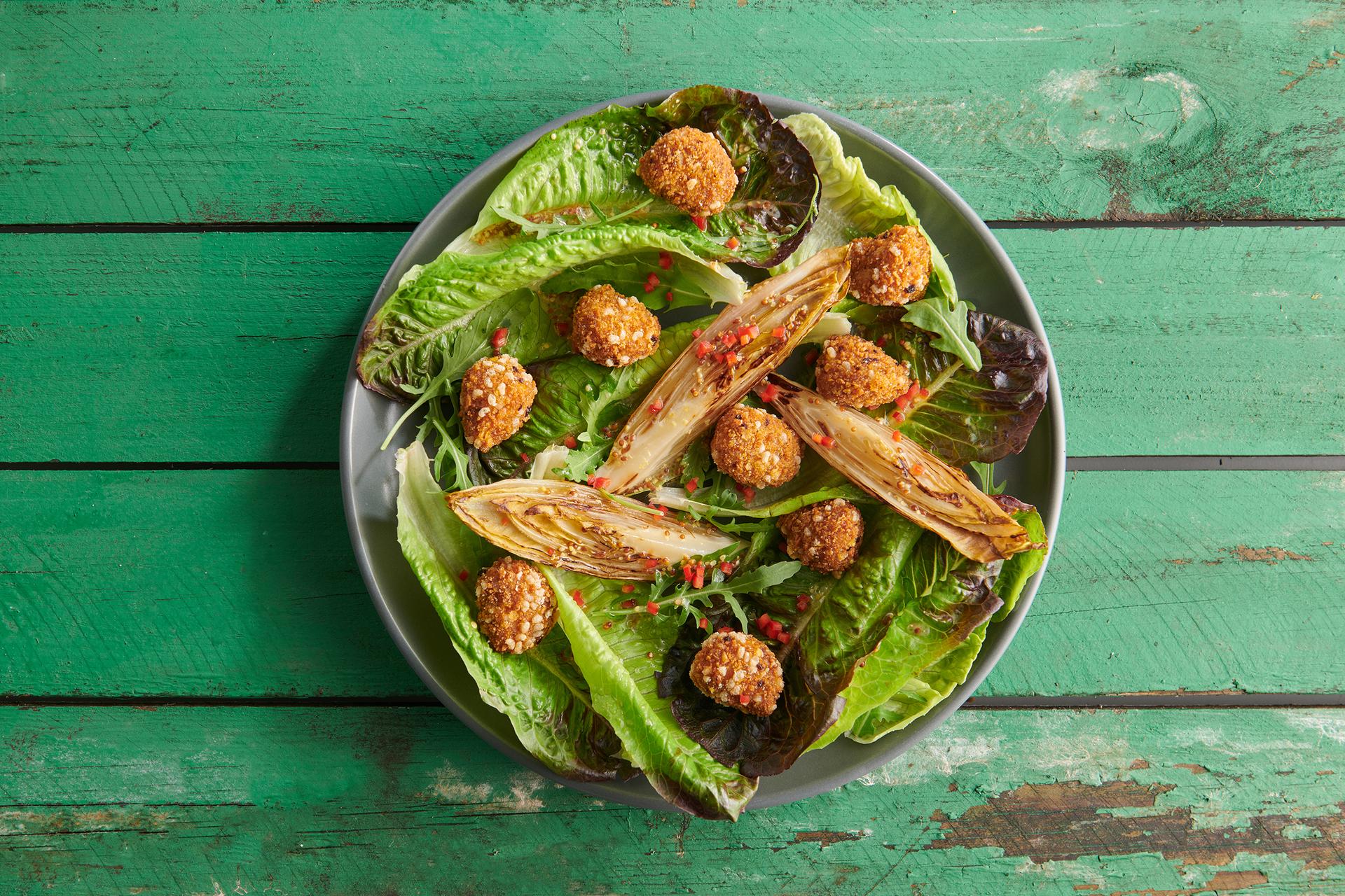 Aviko Növényi alapú csirkehúsízű falatkák salátán, grillezett mogyoróhagymával és francia dijoni-chilis öntettel