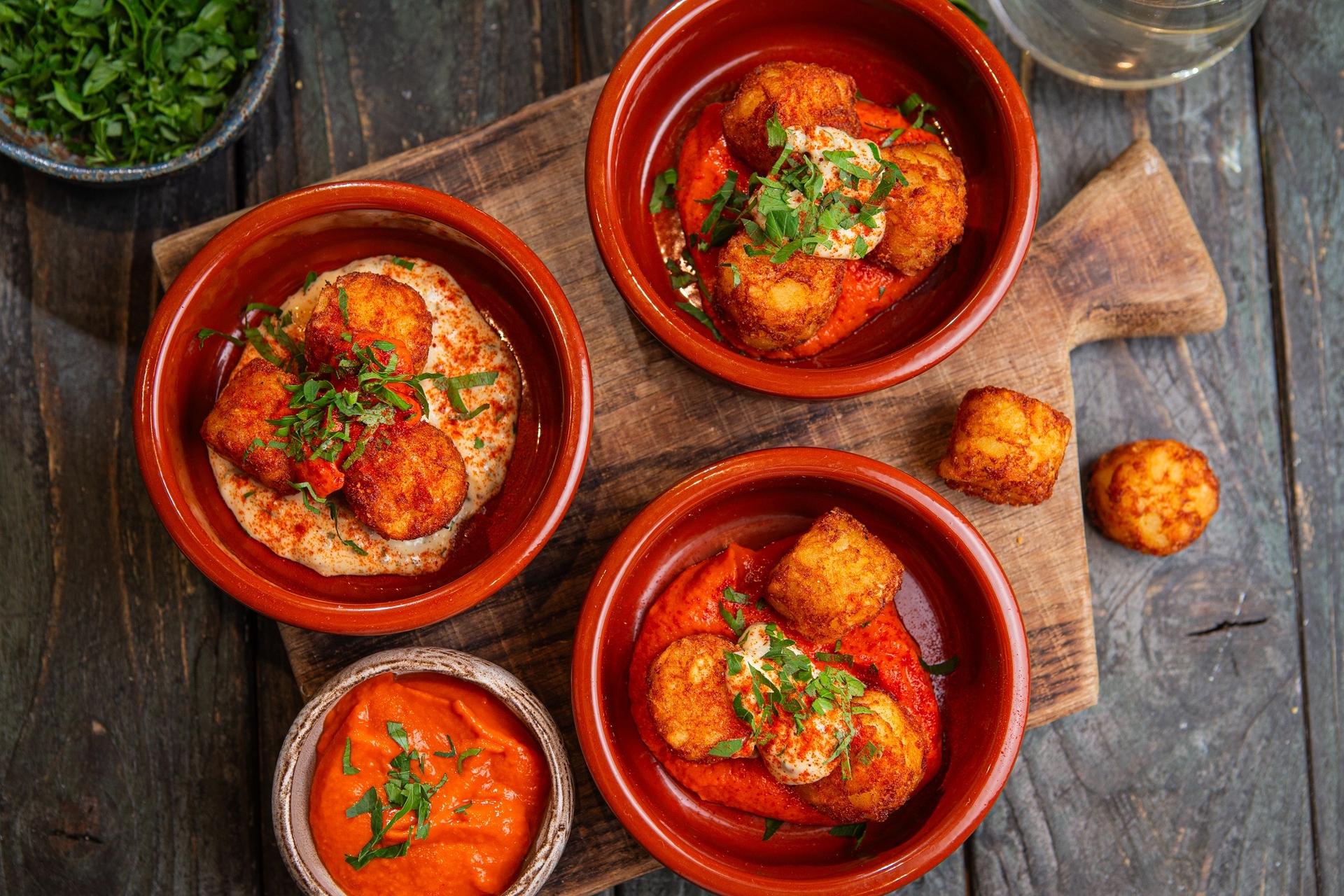 roszti_falatok_patatas_bravas_stilusban | Receptek Aviko Food Service termékekkel