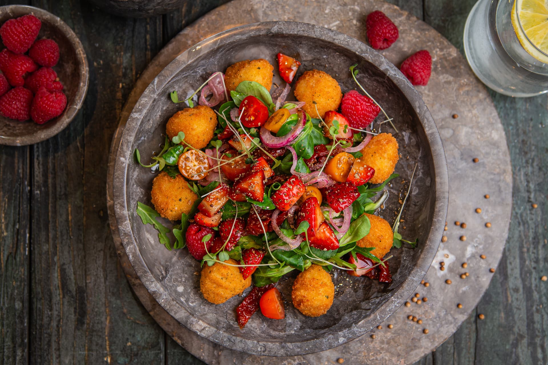 salata_camembert_falatokkal_es_malnas_vinaigrette-tel | Receptek Aviko Food Service termékekkel