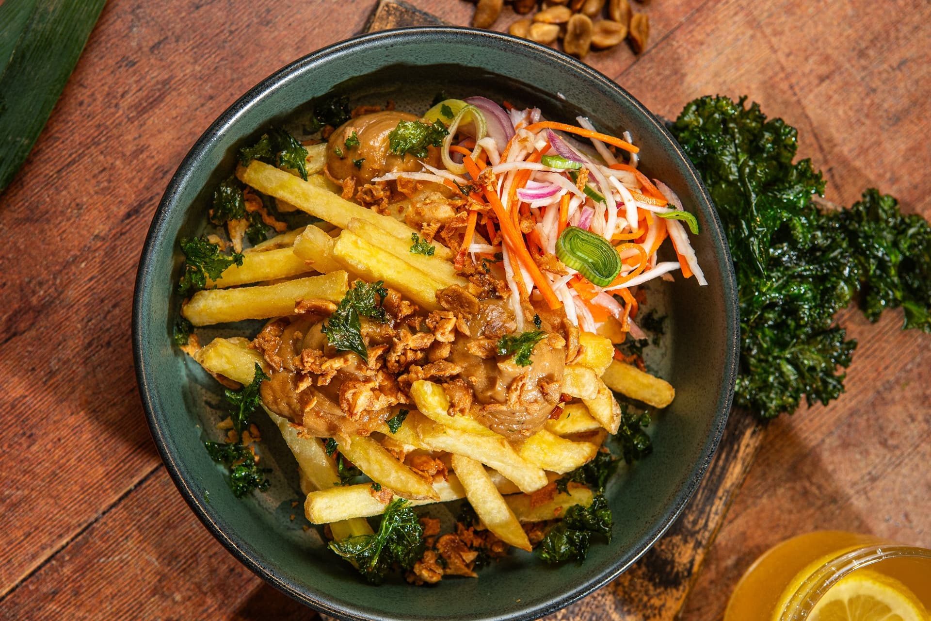 indonez_mogyoroszoszos_sult_krumpli_tal_savanyitott_zoldsegekkel