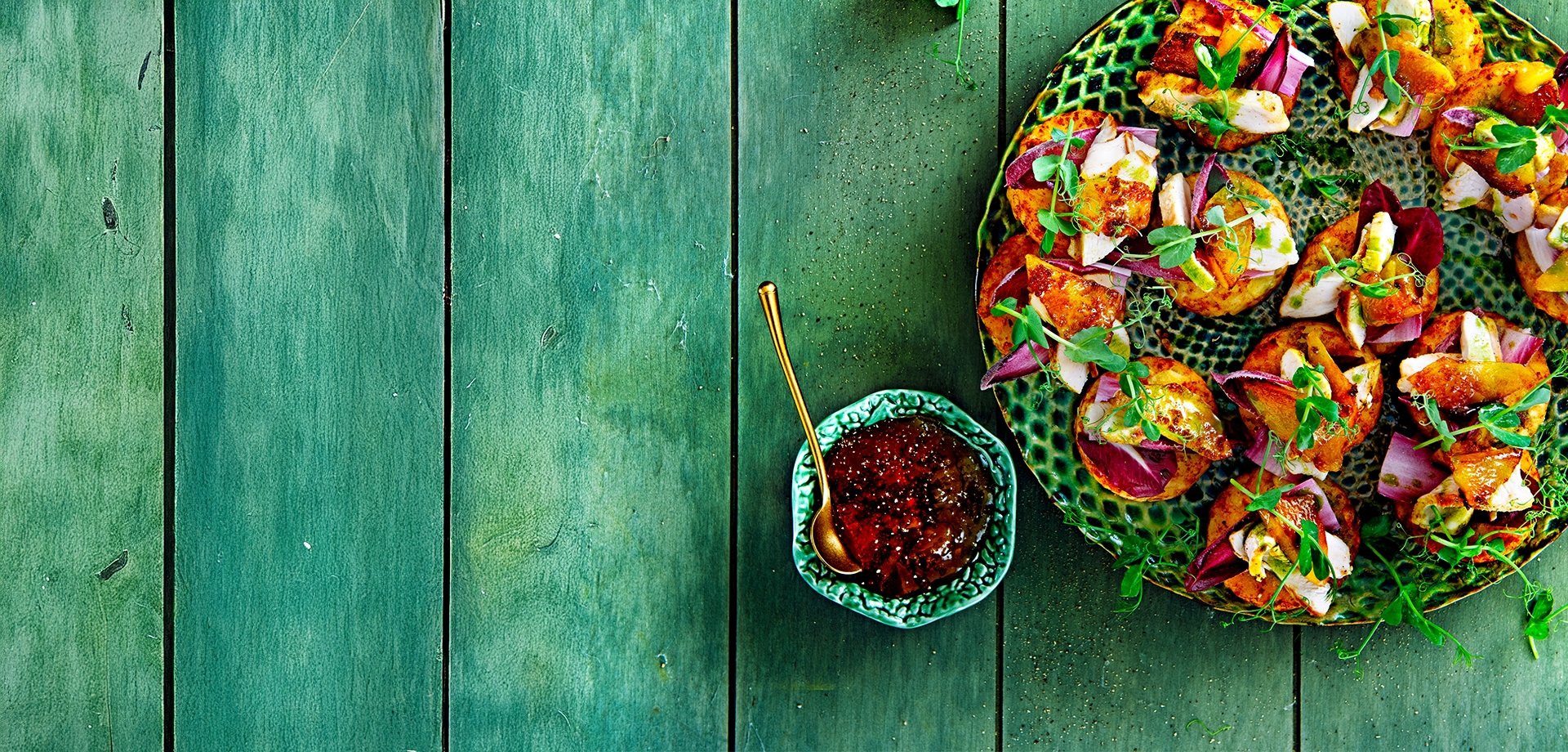 Röszti tallérok ragacsos mangóval, grillezett csirkével és metélőhagymás olajjal