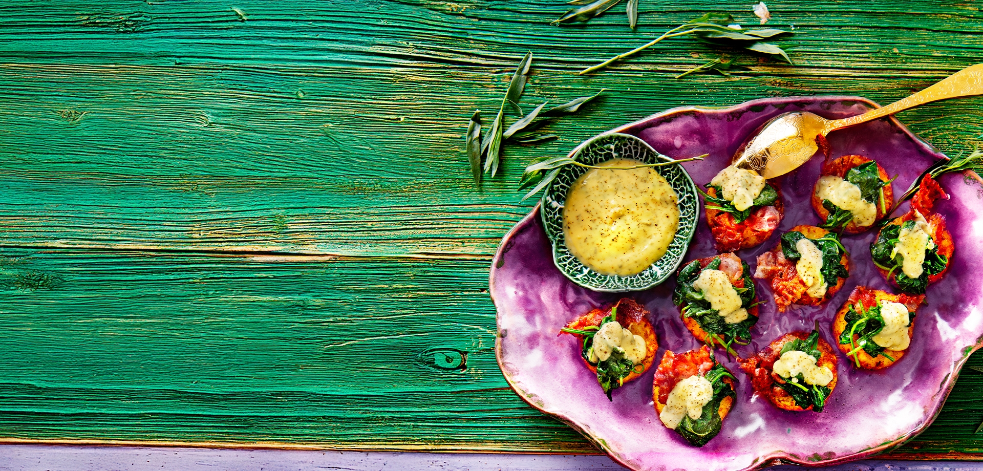 Röszti spenóttal, bacon szalonnával és béarni mártással